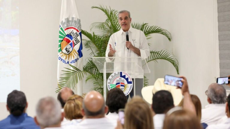 abinader becas loyola