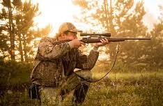 cazador dispara escopeta