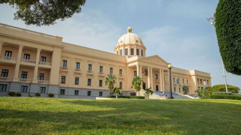 palacio nacional con cesped