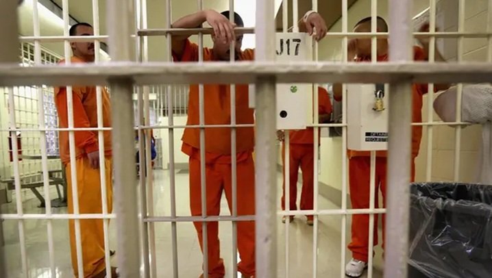 Avala política Trump mantener indocumentados sin acceso a fianza