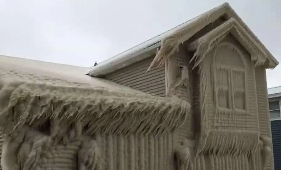 Derretimiento de hielo en azotea, edificios y puentes en NYC, un peligro al caer por “pegotes”-1