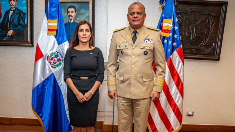 embajadora y defensa