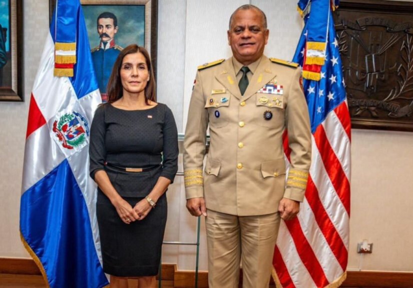 embajadora y defensa