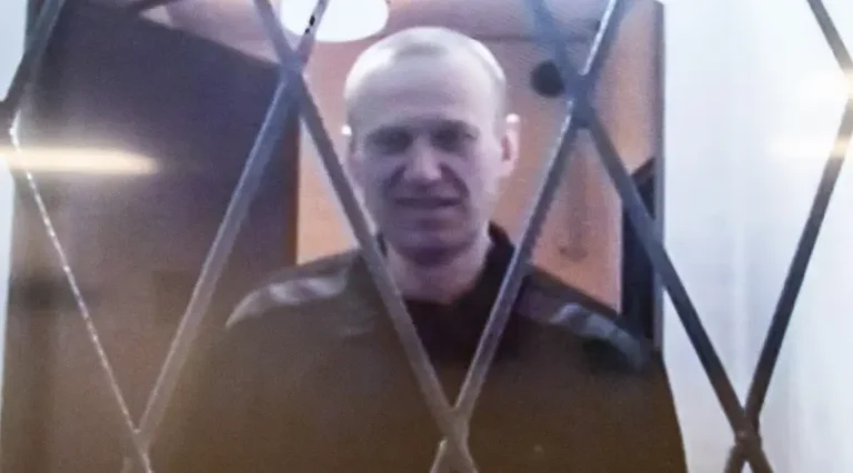 navalni tras las rejas