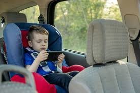 roban coche con niño