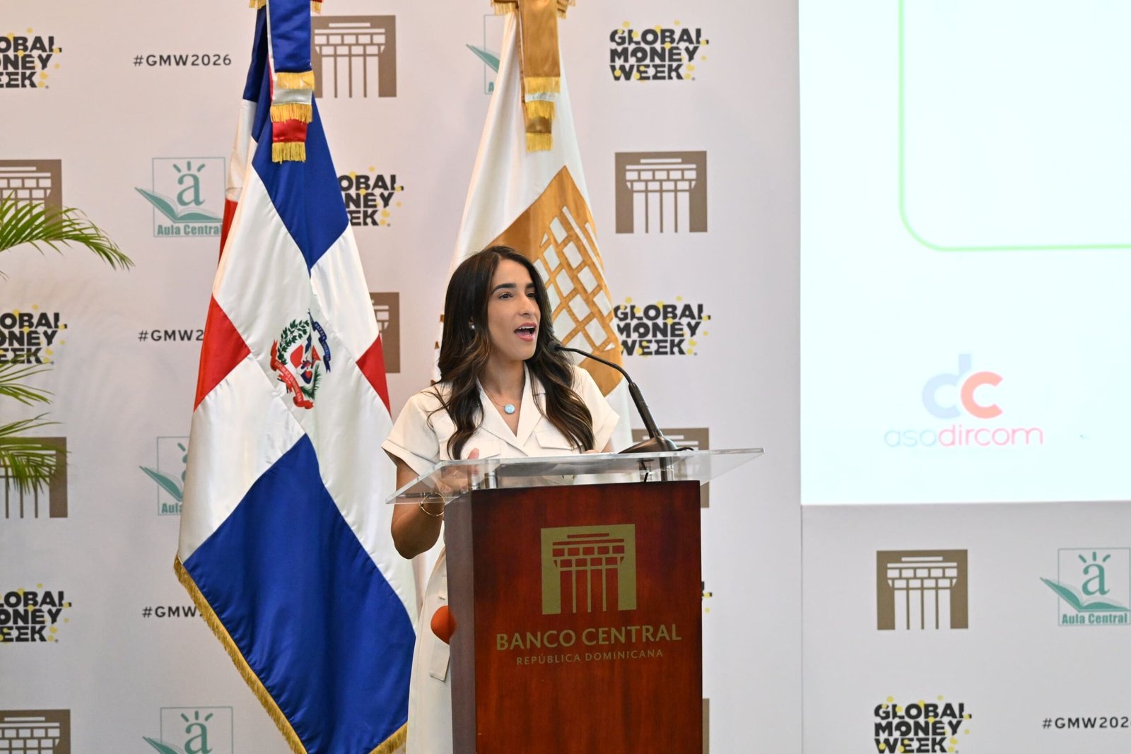 2- Gloria Zacarias, presidenta de ASODIRCOM y Gerente de Comunicaciones de EGE Haina, mientras se dirigía al público