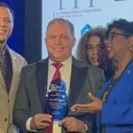 Asambleísta Álvarez reintroduce resolución para proclamar el “Día del Bodeguero” en NY; su presidente fue reconocido