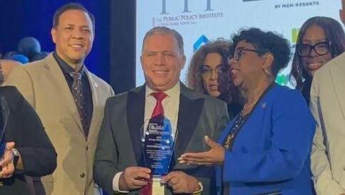 Asambleísta Álvarez reintroduce resolución para proclamar el “Día del Bodeguero” en NY; su presidente fue reconocido