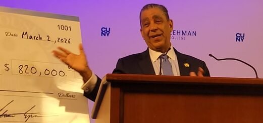 Congresista entrega US$820 mil a Universidad en El Bronx con 12,894 estudiantes