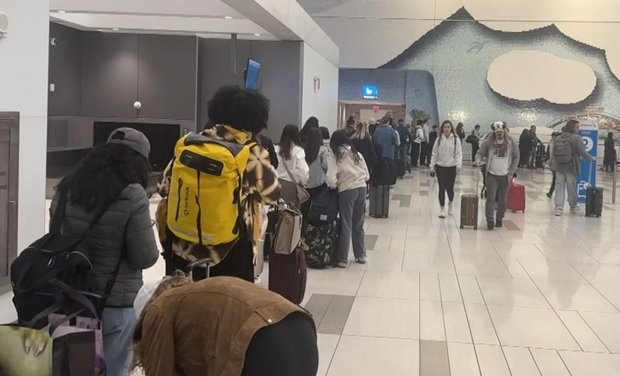 Persisten largas filas en controles seguridad aeropuertos de NY y NJ; miles de dominicanos y otras etnias viajan a diario