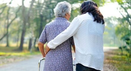 Trabajadoras cuidan personas NYC demandan aprobación ley “No más de 24 horas”; figuran miles de dominicanas