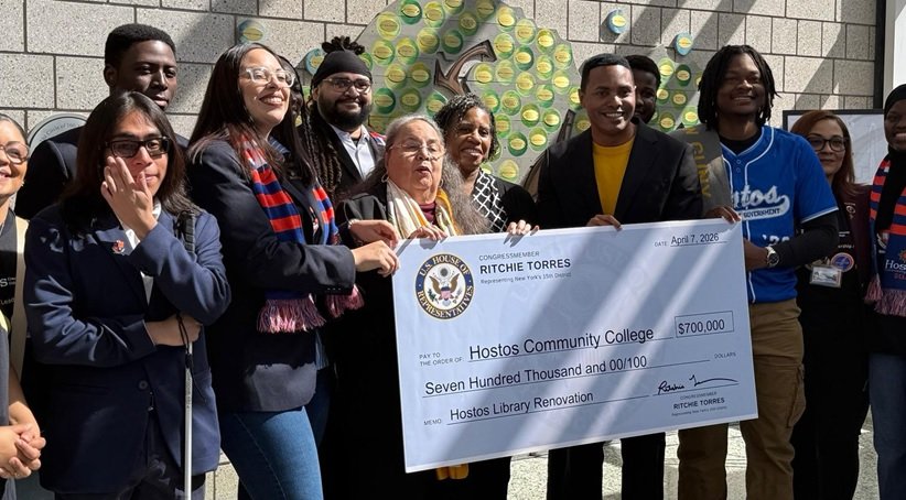 Congresista Torres entrega US$700 mil a Universidad Hostos en El Bronx para renobar biblioteca
