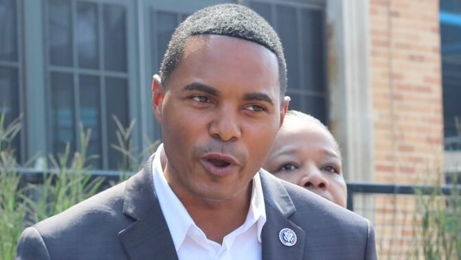 Congresista Torres insta a CPC crear plan proteger inquilinos edificios de Ved Parkash bajo ejecución hipotecaria