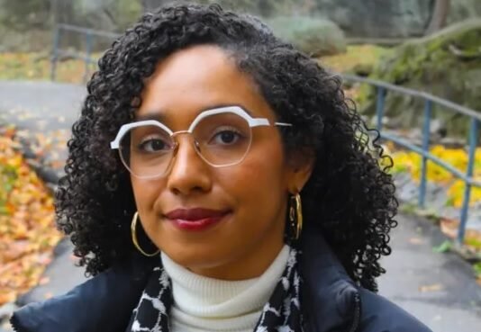Candidata Ávila Chevalier D-13 en NY enfrenta críticas por mensajes racistas contra blancos, negros y árabes