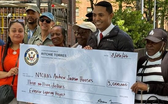 Congresista Torres ilumina edificios residen 1,915 personas en 7 edificios de 16 pisos en El Bronx