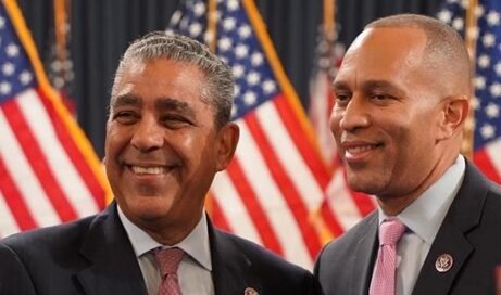 Líder Hakeem Jeffries reafirma respaldo a Espaillat rumbo a las primarias demócratas