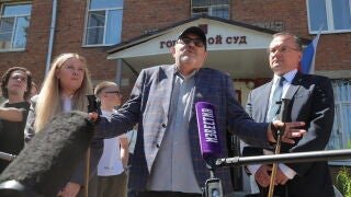 DOLGOPRUDNY (Russian Federation), 17/07/2026.- Russian opposition politician and former member of the State Duma Boris Nadezhdin (C) speaks to media after a court hearing on charges of displaying 'extremist' symbols, at the Dolgoprudny City Court in Dolgoprudny, Moscow region, Russia, 17 July 2026. Nadezhdin was designated as a 'foreign agent' on 10 July 2026, and was briefly detained by police on 13 July. The Russian Ministry of Justice accuses him of the creation and distribution of materia...