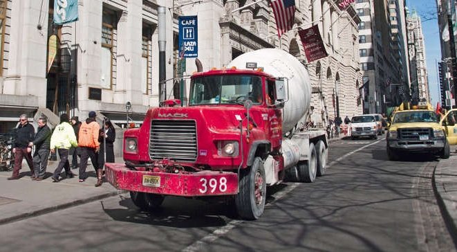 Aumentarían multas en NYC a conductores de camiones y autobuses dejen motor encendido por tres minutos en un mismo lugar
