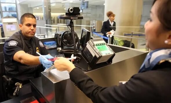USCIS restablece facultad para agentes negar solicitudes cuando no haya evidencia inicial requerida