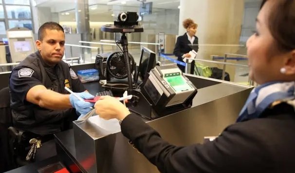USCIS restablece facultad para agentes negar solicitudes cuando no haya evidencia inicial requerida