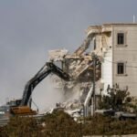 Maquinaria israelí demuele una casa palestina tras un ataque a tiros en Hebrón, en la Cisjordania ocupada por Israel.
