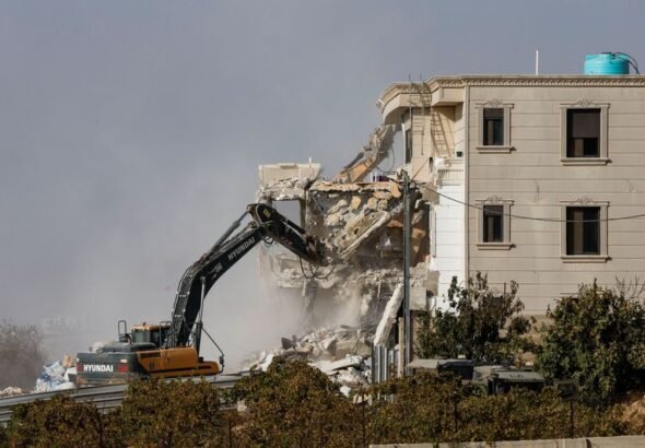 Maquinaria israelí demuele una casa palestina tras un ataque a tiros en Hebrón, en la Cisjordania ocupada por Israel.