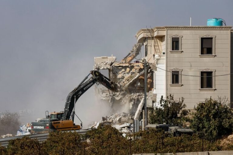 Maquinaria israelí demuele una casa palestina tras un ataque a tiros en Hebrón, en la Cisjordania ocupada por Israel.